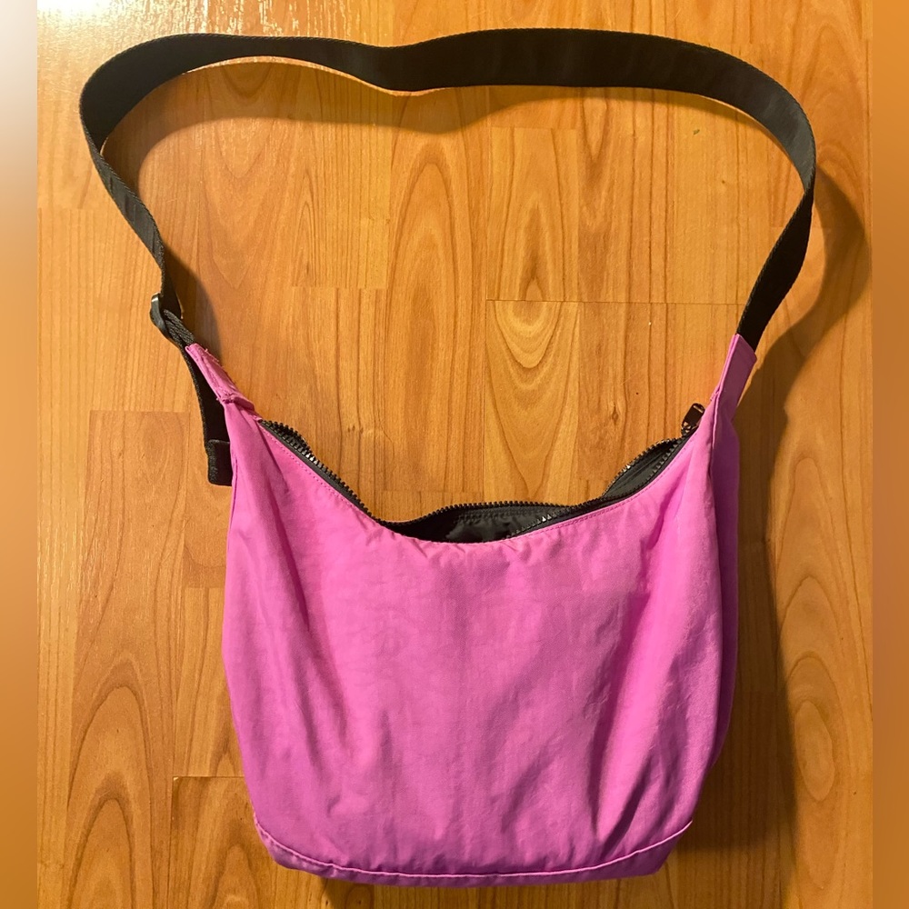 Baggu Medium Crescent in Extra Pink